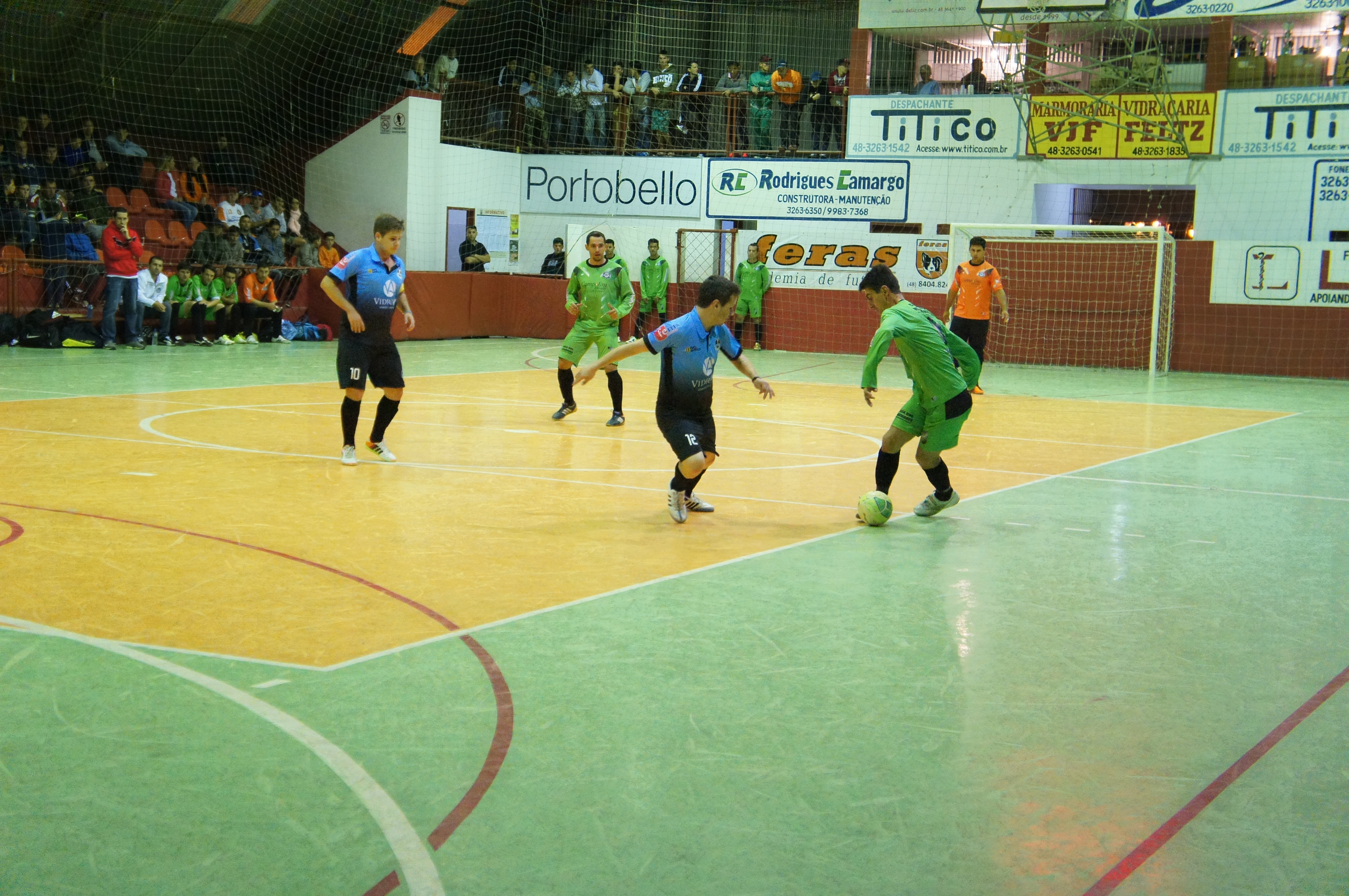 Feras e AV 13 lideram o Municipal de Futsal