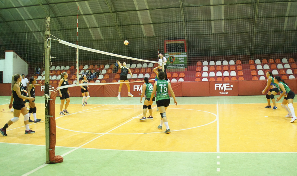 Universitrio estreia com vitrias no voleibol