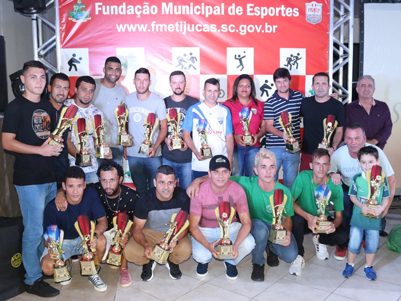 Premiados os melhores do futebol de Tijucas
