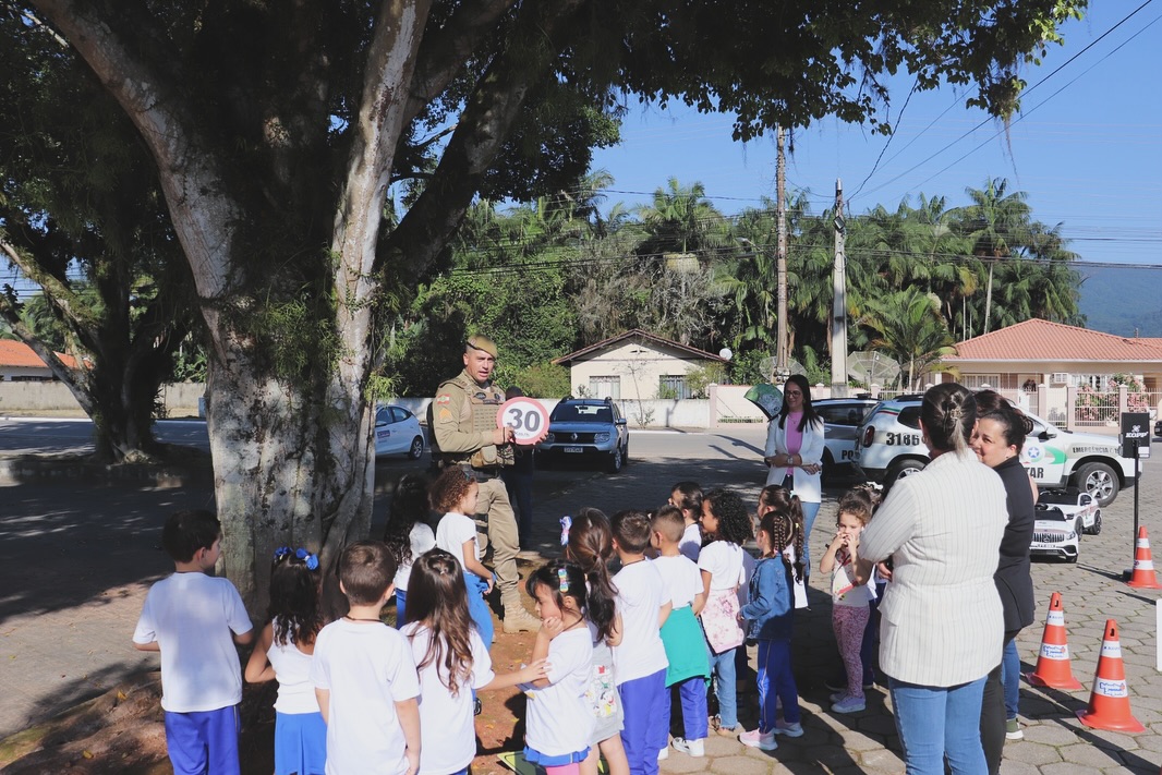 Secretaria de Educao de Canelinha e Polcia Militar realizam ao educativa pelo Maio Amarelo