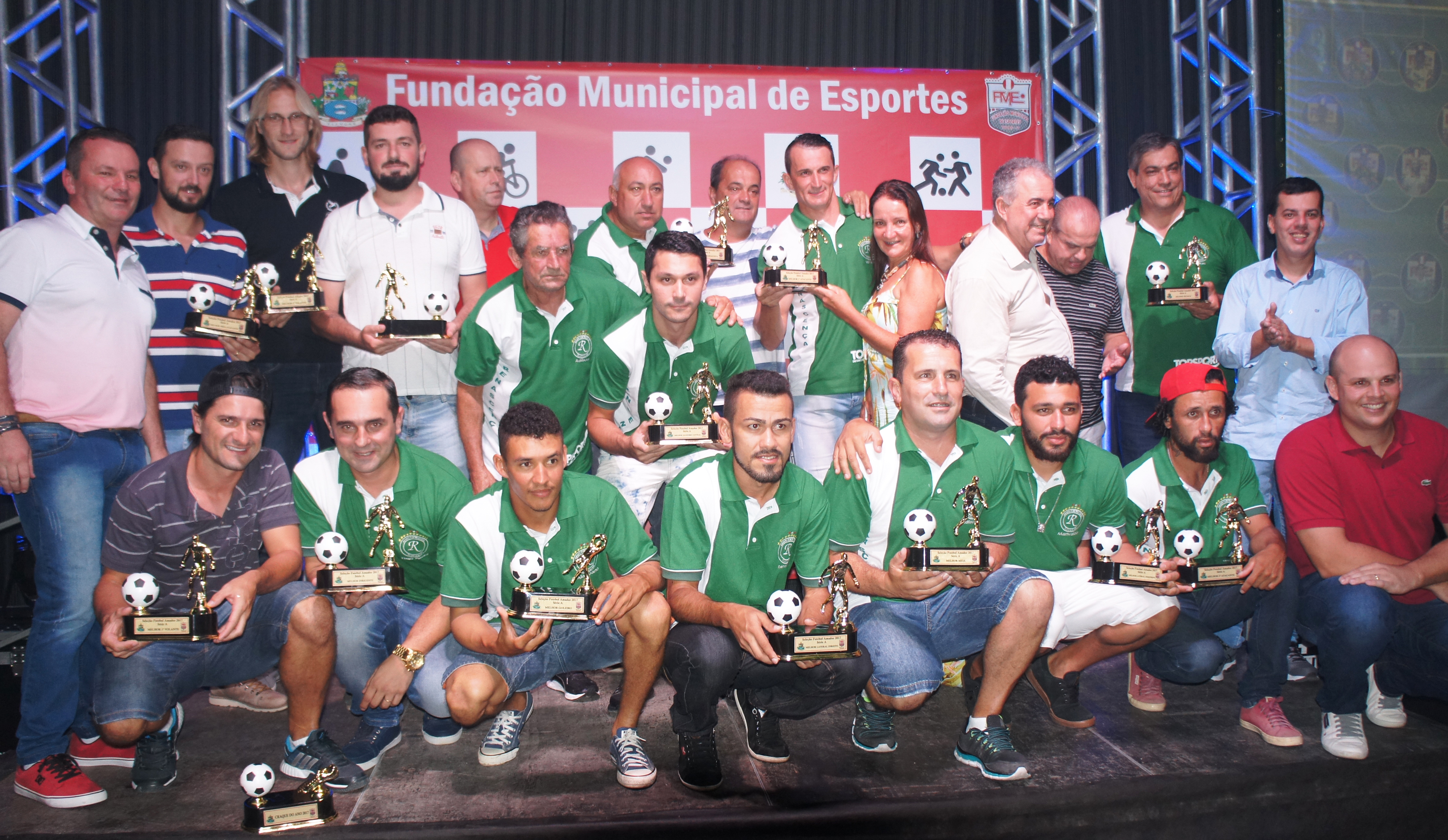 Premiados os destaques do futebol de Tijucas