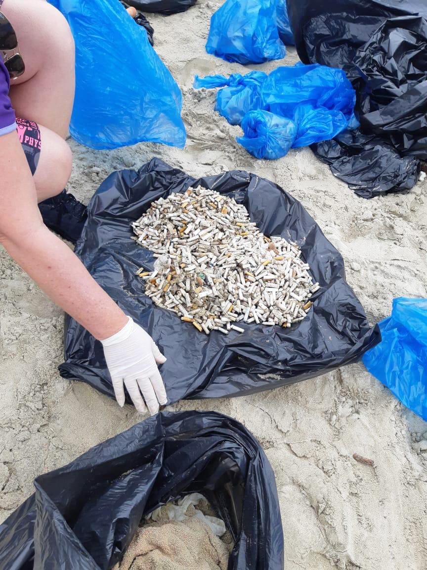 Quase trs quilos de bitucas de cigarro recolhidos na praia