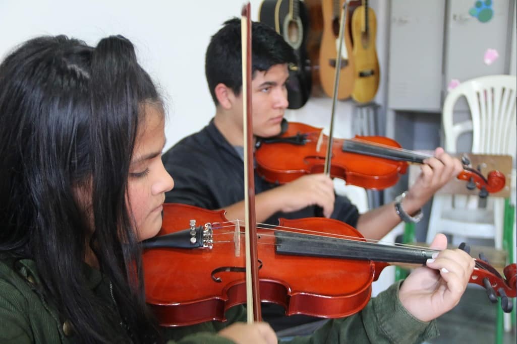 Itapema oferece aulas de violino no Mercado Pblico